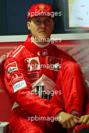 13.09.2002 Monza, Italien, F1 in Monza, Training am Freitag, Michael Schumacher (Ferrari) in der Box - Autodromo Nazionale Monza, Formel 1 Grand Prix (GP) von Italien 2002 (Italy). c xpb.cc - weitere Bilder auf der Datenbank unter www.xpb.cc - Email: info@xpb.cc