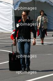 10.10.2002 Suzuka, Japan, F1 in Japan, Donnerstag, Michael Schumacher (Ferrari) im Paddock Bereich - kommt an, Suzuka Circuitland, 2002 F1 Japanese Grand Prix - (Japan, Formel 1, GP). c xpb.cc - weitere Bilder auf der Datenbank unter www.xpb.cc - Email: info@xpb.cc