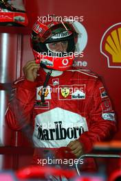 12.10.2002 Suzuka, Japan, F1 in Japan, Samstag, Michael Schumacher (Ferrari) in der Box, Suzuka Circuitland, 2002 F1 Japanese Grand Prix - (Japan, Formel 1, GP). c xpb.cc - weitere Bilder auf der Datenbank unter www.xpb.cc - Email: info@xpb.cc