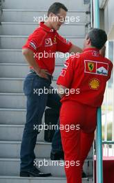 10.10.2002 Suzuka, Japan, F1 in Japan, Donnerstag, Michael Schumacher (Ferrari) im Paddock Bereich - begrüßt Team Mitglieder, Suzuka Circuitland, 2002 F1 Japanese Grand Prix - (Japan, Formel 1, GP). c xpb.cc - weitere Bilder auf der Datenbank unter www.xpb.cc - Email: info@xpb.cc