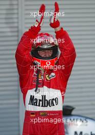 13.10.2002 Suzuka, Japan, F1 in Japan, Sonntag, Park Ferme nach dem Rennen, Michael Schumacher (Ferrari) jubelt, Suzuka Circuitland, 2002 F1 Japanese Grand Prix - (Japan, Formel 1, GP). c xpb.cc - weitere Bilder auf der Datenbank unter www.xpb.cc - Email: info@xpb.cc