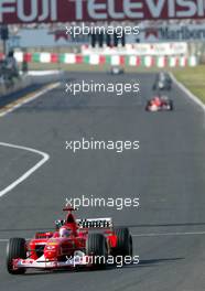 13.10.2002 Suzuka, Japan, F1 in Japan, Sonntag, nach dem Start zum GP von Japan führ Michael Schumacher vor Rubens Barrichello (Ferrari), Suzuka Circuitland, 2002 F1 Japanese Grand Prix - (Japan, Formel 1, GP). c xpb.cc - weitere Bilder auf der Datenbank unter www.xpb.cc - Email: info@xpb.cc