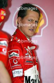 11.10.2002 Suzuka, Japan, F1 in Japan, Freitag, Training, Michael Schumacher (Ferrari) in der Box, Suzuka Circuitland, 2002 F1 Japanese Grand Prix - (Japan, Formel 1, GP). c xpb.cc - weitere Bilder auf der Datenbank unter www.xpb.cc - Email: info@xpb.cc