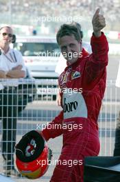 12.10.2002 Suzuka, Japan, F1 in Japan, Samstag, Michael Schumacher (Ferrari, F2002) im Park Ferme, Suzuka Circuitland, 2002 F1 Japanese Grand Prix - (Japan, Formel 1, GP). c xpb.cc - weitere Bilder auf der Datenbank unter www.xpb.cc - Email: info@xpb.cc