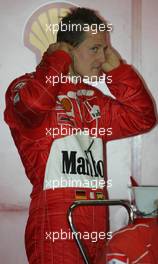 12.10.2002 Suzuka, Japan, F1 in Japan, Samstag, Michael Schumacher (Ferrari) in der Box, Suzuka Circuitland, 2002 F1 Japanese Grand Prix - (Japan, Formel 1, GP). c xpb.cc - weitere Bilder auf der Datenbank unter www.xpb.cc - Email: info@xpb.cc