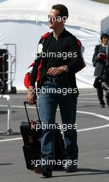 10.10.2002 Suzuka, Japan, F1 in Japan, Donnerstag, Michael Schumacher (Ferrari) im Paddock Bereich - kommt an, Suzuka Circuitland, 2002 F1 Japanese Grand Prix - (Japan, Formel 1, GP). c xpb.cc - weitere Bilder auf der Datenbank unter www.xpb.cc - Email: info@xpb.cc