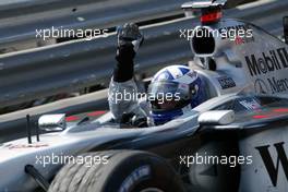 26.05.2002 Monte Carlo, Monaco, F1 in Monaco, Sonntag, Rennen, David Coulthard bei seiner Siegerrunde - jubelt den Fans zu, Formel 1 Grand Prix (GP) von Monaco 2002 in Monte Carlo, Monaco c xpb.cc Email: info@xpb.cc, weitere Bilder auf der Datenbank: www.xpb.cc