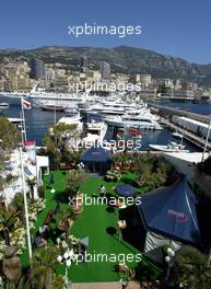 24.05.2002 Monte Carlo, Monaco, F1 in Monaco, Freitag, (F1 freier Tag), Blick auf den Hafen und MonteCarlo, untern der Paddock Club, FEATURE, Formel 1 Grand Prix (GP) von Monaco 2002 in Monte Carlo, Monaco c xpb.cc Email: info@xpb.cc, weitere Bilder auf der Datenbank: www.xpb.cc