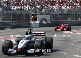 26.05.2002 Monte Carlo, Monaco, F1 in Monaco, Sonntag, Rennen, David Coulthard (McLaren Mercedes) vor Michael Schumacher Ferrari) auf der Strecke, Formel 1 Grand Prix (GP) von Monaco 2002 in Monte Carlo, Monaco c xpb.cc Email: info@xpb.cc, weitere Bilder auf der Datenbank: www.xpb.cc