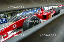 23.05.2002 Monte Carlo, Monaco, F1 in Monaco, Donnerstag, Training, Michael Schumacher (Ferrari) auf der Strecke - durch die Leitplanke fotografiert - Ausgang Schwimmbadschikane, Formel 1 Grand Prix (GP) von Monaco 2002 in Monte Carlo, Monaco c xpb.cc Email: info@xpb.cc, weitere Bilder auf der Datenbank: www.xpb.cc