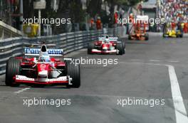 26.05.2002 Monte Carlo, Monaco, F1 in Monaco, Sonntag, Rennen, Mika Salo (Toyota) vor Allan McNish auf der Strecke, Formel 1 Grand Prix (GP) von Monaco 2002 in Monte Carlo, Monaco c xpb.cc Email: info@xpb.cc, weitere Bilder auf der Datenbank: www.xpb.cc