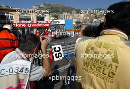 26.05.2002 Monte Carlo, Monaco, F1 in Monaco, Sonntag, WarmUp, Mark Webber (Minardi) auf der Strecke im Visier der Fotografen, Formel 1 Grand Prix (GP) von Monaco 2002 in Monte Carlo, Monaco c xpb.cc Email: info@xpb.cc, weitere Bilder auf der Datenbank: www.xpb.cc
