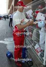 26.05.2002 Monte Carlo, Monaco, F1 in Monaco, Sonntag, Michael Schumacher im Paddock Bereich gibt den Fans vor dem Rennen Autogramme, Formel 1 Grand Prix (GP) von Monaco 2002 in Monte Carlo, Monaco c xpb.cc Email: info@xpb.cc, weitere Bilder auf der Datenbank: www.xpb.cc