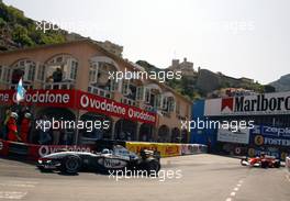 26.05.2002 Monte Carlo, Monaco, F1 in Monaco, Sonntag, Rennen, David Coulthard (McLaren Mercedes) vor Michael Schumacher Ferrari) auf der Strecke, Formel 1 Grand Prix (GP) von Monaco 2002 in Monte Carlo, Monaco c xpb.cc Email: info@xpb.cc, weitere Bilder auf der Datenbank: www.xpb.cc