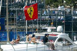 24.05.2002 Monte Carlo, Monaco, F1 in Monaco, Freitag, (F1 freier Tag), Fans und Girls auf einer Yacht im Hafen von Monte Carlo, Paddock Bereich, Formel 1 Grand Prix (GP) von Monaco 2002 in Monte Carlo, Monaco c xpb.cc Email: info@xpb.cc, weitere Bilder auf der Datenbank: www.xpb.cc