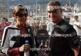 25.05.2002 Monte Carlo, Monaco, F1 in Monaco, Samstag, Slavica Ecclestone und David Coulthard im Paddock Bereich, Formel 1 Grand Prix (GP) von Monaco 2002 in Monte Carlo, Monaco c xpb.cc Email: info@xpb.cc, weitere Bilder auf der Datenbank: www.xpb.cc