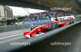 23.05.2002 Monte Carlo, Monaco, F1 in Monaco, Donnerstag, Training, Michael Schumacher (Ferrari) auf der Strecke - durch die Leitplanke fotografiert - Ausgang Schwimmbadschikane, Formel 1 Grand Prix (GP) von Monaco 2002 in Monte Carlo, Monaco c xpb.cc Email: info@xpb.cc, weitere Bilder auf der Datenbank: www.xpb.cc