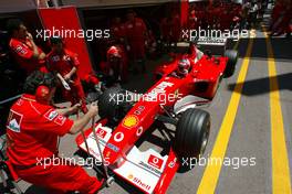 25.05.2002 Monte Carlo, Monaco, F1 in Monaco, Samstag, Training, Rubens Barrichello in der Box, Formel 1 Grand Prix (GP) von Monaco 2002 in Monte Carlo, Monaco c xpb.cc Email: info@xpb.cc, weitere Bilder auf der Datenbank: www.xpb.cc