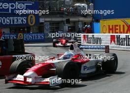 26.05.2002 Monte Carlo, Monaco, F1 in Monaco, Sonntag, Rennen, Mika Salo (Toyota) vor Rubens Barrichello (Ferrari) auf der Strecke, Formel 1 Grand Prix (GP) von Monaco 2002 in Monte Carlo, Monaco c xpb.cc Email: info@xpb.cc, weitere Bilder auf der Datenbank: www.xpb.cc