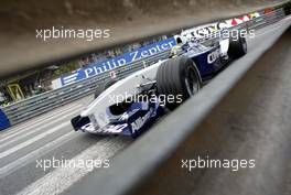 23.05.2002 Monte Carlo, Monaco, F1 in Monaco, Donnerstag, Training, Ralf Schumacher (BMW WilliamsF1) auf der Strecke - durch die Leitplanke fotografiert - Ausgang Schwimmbadschikane, Formel 1 Grand Prix (GP) von Monaco 2002 in Monte Carlo, Monaco c xpb.cc Email: info@xpb.cc, weitere Bilder auf der Datenbank: www.xpb.cc