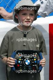 22.05.2002 Monte Carlo, Monaco, F1 in Monaco, Mittwoch, Vorbereitungen in Monte Carlo, hier im Hafen, für einen kleinen Jungen haben die BMW Williams mechaniker das Lenkrad aus dem Auto geholt, Formel 1 Grand Prix (GP) von Monaco 2002 in Monte Carlo, Monaco c xpb.cc Email: info@xpb.cc, weitere Bilder auf der Datenbank: www.xpb.cc