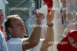 24.05.2002 Monte Carlo, Monaco, F1 in Monaco, Freitag, (F1 freier Tag), Rubens Barrichello gibt Autogramme, Formel 1 Grand Prix (GP) von Monaco 2002 in Monte Carlo, Monaco c xpb.cc Email: info@xpb.cc, weitere Bilder auf der Datenbank: www.xpb.cc