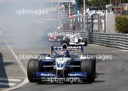26.05.2002 Monte Carlo, Monaco, F1 in Monaco, Sonntag, Rennen, Juan Pablo Montoya (BMW WilliamsF1) mit seinem Motorschaden in der Schwimmbadschikane, auf der Strecke, Formel 1 Grand Prix (GP) von Monaco 2002 in Monte Carlo, Monaco c xpb.cc Email: info@xpb.cc, weitere Bilder auf der Datenbank: www.xpb.cc