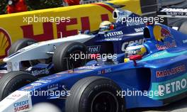 26.05.2002 Monte Carlo, Monaco, F1 in Monaco, Sonntag, Rennen, Ralf Schumacher (BMW WilliamsF1) überholt Nick Heidfeld (Sauber) auf der Strecke, Formel 1 Grand Prix (GP) von Monaco 2002 in Monte Carlo, Monaco c xpb.cc Email: info@xpb.cc, weitere Bilder auf der Datenbank: www.xpb.cc
