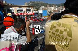 26.05.2002 Monte Carlo, Monaco, F1 in Monaco, Sonntag, WarmUp, Michael Schumacher (Ferrari) auf der Strecke im Visier der Fotografen, Formel 1 Grand Prix (GP) von Monaco 2002 in Monte Carlo, Monaco c xpb.cc Email: info@xpb.cc, weitere Bilder auf der Datenbank: www.xpb.cc
