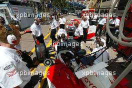 25.05.2002 Monte Carlo, Monaco, F1 in Monaco, Samstag, Training, Allan McNish (Toyota) in der Box, Formel 1 Grand Prix (GP) von Monaco 2002 in Monte Carlo, Monaco c xpb.cc Email: info@xpb.cc, weitere Bilder auf der Datenbank: www.xpb.cc