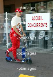 26.05.2002 Monte Carlo, Monaco, F1 in Monaco, Sonntag, Michael Schumacher im Paddock Bereich mit seinem Roller vor dem Rennen, Formel 1 Grand Prix (GP) von Monaco 2002 in Monte Carlo, Monaco c xpb.cc Email: info@xpb.cc, weitere Bilder auf der Datenbank: www.xpb.cc