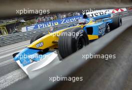 23.05.2002 Monte Carlo, Monaco, F1 in Monaco, Donnerstag, Training, Jenson Button (RenaultF1) auf der Strecke - durch die Leitplanke fotografiert - Ausgang Schwimmbadschikane, Formel 1 Grand Prix (GP) von Monaco 2002 in Monte Carlo, Monaco c xpb.cc Email: info@xpb.cc, weitere Bilder auf der Datenbank: www.xpb.cc