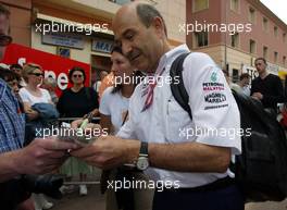 22.05.2002 Monte Carlo, Monaco, F1 in Monaco, Mittwoch, Vorbereitungen in Monte Carlo, hier im Hafen, Peter Sauber gibt Fans Autogramme, Formel 1 Grand Prix (GP) von Monaco 2002 in Monte Carlo, Monaco c xpb.cc Email: info@xpb.cc, weitere Bilder auf der Datenbank: www.xpb.cc