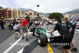 22.05.2002 Monte Carlo, Monaco, F1 in Monaco, Mittwoch, Vorbereitungen in Monte Carlo, hier im Hafen, das Jaguar Team schiebt den F1 Wagen durch den regulären Verkehr zur technischen Abnahme, Formel 1 Grand Prix (GP) von Monaco 2002 in Monte Carlo, Monaco c xpb.cc Email: info@xpb.cc, weitere Bilder auf der Datenbank: www.xpb.cc