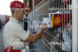 26.05.2002 Monte Carlo, Monaco, F1 in Monaco, Sonntag, Michael Schumacher im Paddock Bereich gibt den Fans vor dem Rennen Autogramme, Formel 1 Grand Prix (GP) von Monaco 2002 in Monte Carlo, Monaco c xpb.cc Email: info@xpb.cc, weitere Bilder auf der Datenbank: www.xpb.cc