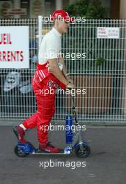 26.05.2002 Monte Carlo, Monaco, F1 in Monaco, Sonntag, Michael Schumacher im Paddock Bereich mit seinem Roller vor dem Rennen, Formel 1 Grand Prix (GP) von Monaco 2002 in Monte Carlo, Monaco c xpb.cc Email: info@xpb.cc, weitere Bilder auf der Datenbank: www.xpb.cc