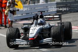 26.05.2002 Monte Carlo, Monaco, F1 in Monaco, Sonntag, Rennen, David Coulthard bei seiner Siegerrunde - jubelt den Fans zu, Formel 1 Grand Prix (GP) von Monaco 2002 in Monte Carlo, Monaco c xpb.cc Email: info@xpb.cc, weitere Bilder auf der Datenbank: www.xpb.cc