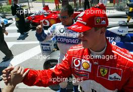 25.05.2002 Monte Carlo, Monaco, F1 in Monaco, Samstag, Qualifying, Juan Pablo Montoya (BMW WilliamsF1) ist 1ter und Michael Schumacher (Ferrari) ist 3ter, Park Ferme, Formel 1 Grand Prix (GP) von Monaco 2002 in Monte Carlo, Monaco c xpb.cc Email: info@xpb.cc, weitere Bilder auf der Datenbank: www.xpb.cc