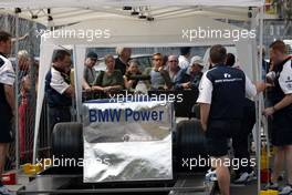 22.05.2002 Monte Carlo, Monaco, F1 in Monaco, Mittwoch, Vorbereitungen in Monte Carlo, hier im Hafen, das BMW WilliamsF1 Team bei der technischen Abnahme, Formel 1 Grand Prix (GP) von Monaco 2002 in Monte Carlo, Monaco c xpb.cc Email: info@xpb.cc, weitere Bilder auf der Datenbank: www.xpb.cc
