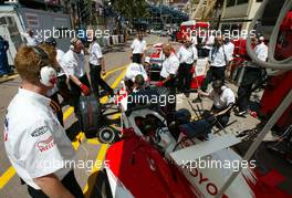 25.05.2002 Monte Carlo, Monaco, F1 in Monaco, Samstag, Training, Allan McNish (Toyota) in der Box, Formel 1 Grand Prix (GP) von Monaco 2002 in Monte Carlo, Monaco c xpb.cc Email: info@xpb.cc, weitere Bilder auf der Datenbank: www.xpb.cc