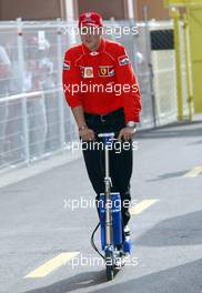 23.05.2002 Monte Carlo, Monaco, F1 in Monaco, Donnerstag, Training, Michael Schumacher (Ferrari) mit seinem Elektroroller im Paddock Bereich, Formel 1 Grand Prix (GP) von Monaco 2002 in Monte Carlo, Monaco c xpb.cc Email: info@xpb.cc, weitere Bilder auf der Datenbank: www.xpb.cc