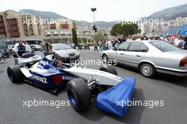 22.05.2002 Monte Carlo, Monaco, F1 in Monaco, Mittwoch, Vorbereitungen in Monte Carlo, hier im Hafen, das BMW WilliamsF1 Team nach der technischen Abnahme - schieben den Wagen durch den Verkehr, Formel 1 Grand Prix (GP) von Monaco 2002 in Monte Carlo, Monaco c xpb.cc Email: info@xpb.cc, weitere Bilder auf der Datenbank: www.xpb.cc