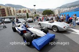 22.05.2002 Monte Carlo, Monaco, F1 in Monaco, Mittwoch, Vorbereitungen in Monte Carlo, hier im Hafen, das BMW WilliamsF1 Team nach der technischen Abnahme - schieben den Wagen durch den Verkehr, Formel 1 Grand Prix (GP) von Monaco 2002 in Monte Carlo, Monaco c xpb.cc Email: info@xpb.cc, weitere Bilder auf der Datenbank: www.xpb.cc