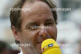 25.05.2002 Monte Carlo, Monaco, F1 in Monaco, Samstag, Gerhard Berger im Paddock Bereich, Formel 1 Grand Prix (GP) von Monaco 2002 in Monte Carlo, Monaco c xpb.cc Email: info@xpb.cc, weitere Bilder auf der Datenbank: www.xpb.cc