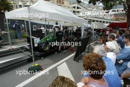 22.05.2002 Monte Carlo, Monaco, F1 in Monaco, Mittwoch, Vorbereitungen in Monte Carlo, hier im Hafen, das Jaguar Team schiebt den F1 Wagen durch den regulären Verkehr zur technischen Abnahme, Formel 1 Grand Prix (GP) von Monaco 2002 in Monte Carlo, Monaco c xpb.cc Email: info@xpb.cc, weitere Bilder auf der Datenbank: www.xpb.cc
