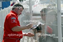 25.05.2002 Monte Carlo, Monaco, F1 in Monaco, Samstag, Ross Brawn (Ferrari) gibt den Fans Autogramme im Paddock Bereich, Fans, Formel 1 Grand Prix (GP) von Monaco 2002 in Monte Carlo, Monaco c xpb.cc Email: info@xpb.cc, weitere Bilder auf der Datenbank: www.xpb.cc