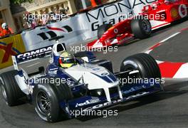 25.05.2002 Monte Carlo, Monaco, F1 in Monaco, Samstag, Training, Ralf Schumacher (BMW WilliamsF1) vor Michael Schumacher (Ferrari) auf der Strecke, Formel 1 Grand Prix (GP) von Monaco 2002 in Monte Carlo, Monaco c xpb.cc Email: info@xpb.cc, weitere Bilder auf der Datenbank: www.xpb.cc