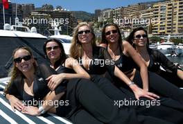 24.05.2002 Monte Carlo, Monaco, F1 in Monaco, Freitag, (F1 freier Tag), Girls auf der West Yacht im Hafen von Monte Carlo, Paddock Bereich, Formel 1 Grand Prix (GP) von Monaco 2002 in Monte Carlo, Monaco c xpb.cc Email: info@xpb.cc, weitere Bilder auf der Datenbank: www.xpb.cc
