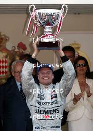26.05.2002 Monte Carlo, Monaco, F1 in Monaco, Sonntag, Podium / Park Ferme, David Coulthard 1ter mit seinen Pokal, Formel 1 Grand Prix (GP) von Monaco 2002 in Monte Carlo, Monaco c xpb.cc Email: info@xpb.cc, weitere Bilder auf der Datenbank: www.xpb.cc