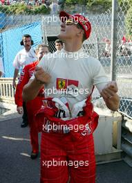 26.05.2002 Monte Carlo, Monaco, F1 in Monaco, Sonntag, Michael Schumacher auf dem Weg zur Box, zeigt den Fans das er jetzt fahren muss, Formel 1 Grand Prix (GP) von Monaco 2002 in Monte Carlo, Monaco c xpb.cc Email: info@xpb.cc, weitere Bilder auf der Datenbank: www.xpb.cc